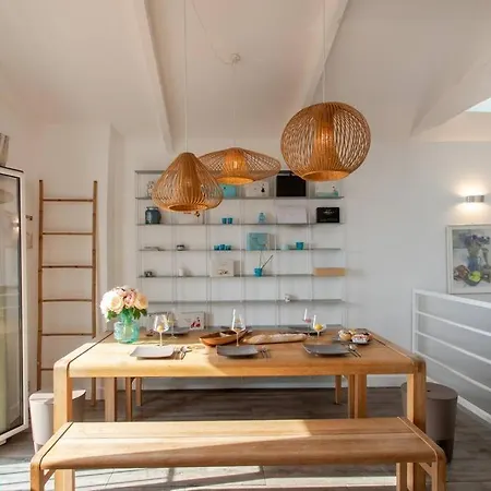 #40 Bright Sea View For 6 2mins Walk Port & Sea 아파트